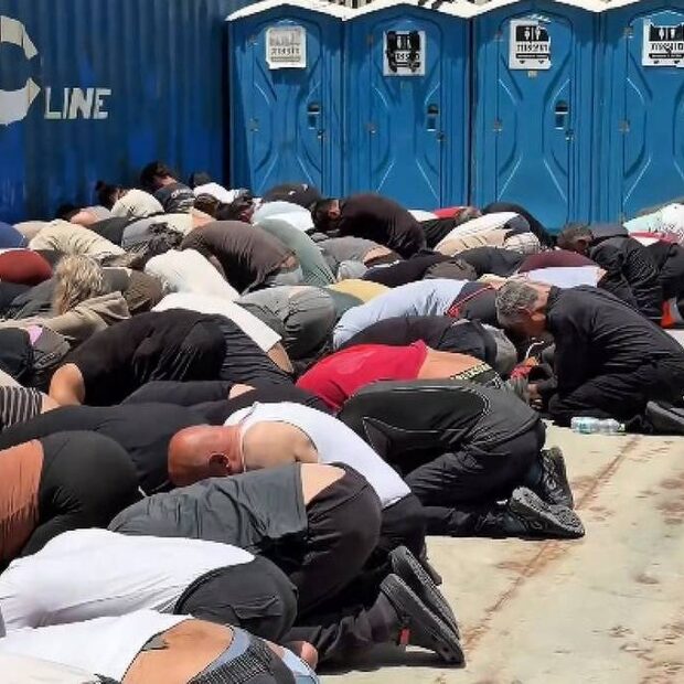 ativistas de flotilha humanitária a gaza amarrados e ajoelhados