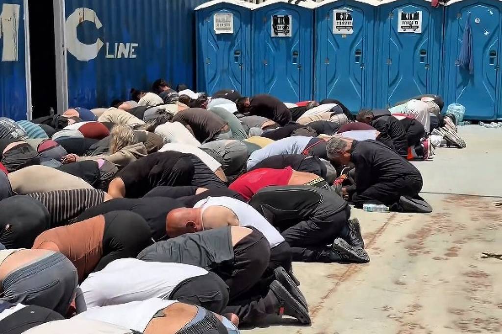 ativistas de flotilha humanitária a gaza amarrados e ajoelhados