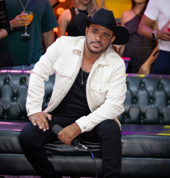 A atração será comandada pelo cantor sertanejo mineiro Sandro César, conhecido como “O Boiadeiro”, com mais de 15 anos de carreira. (Foto: Divulgação)