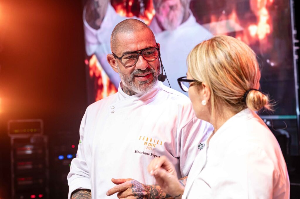 henrique fogaça e hérika skaff no palco do fábrica de chefs 2025 em vitória