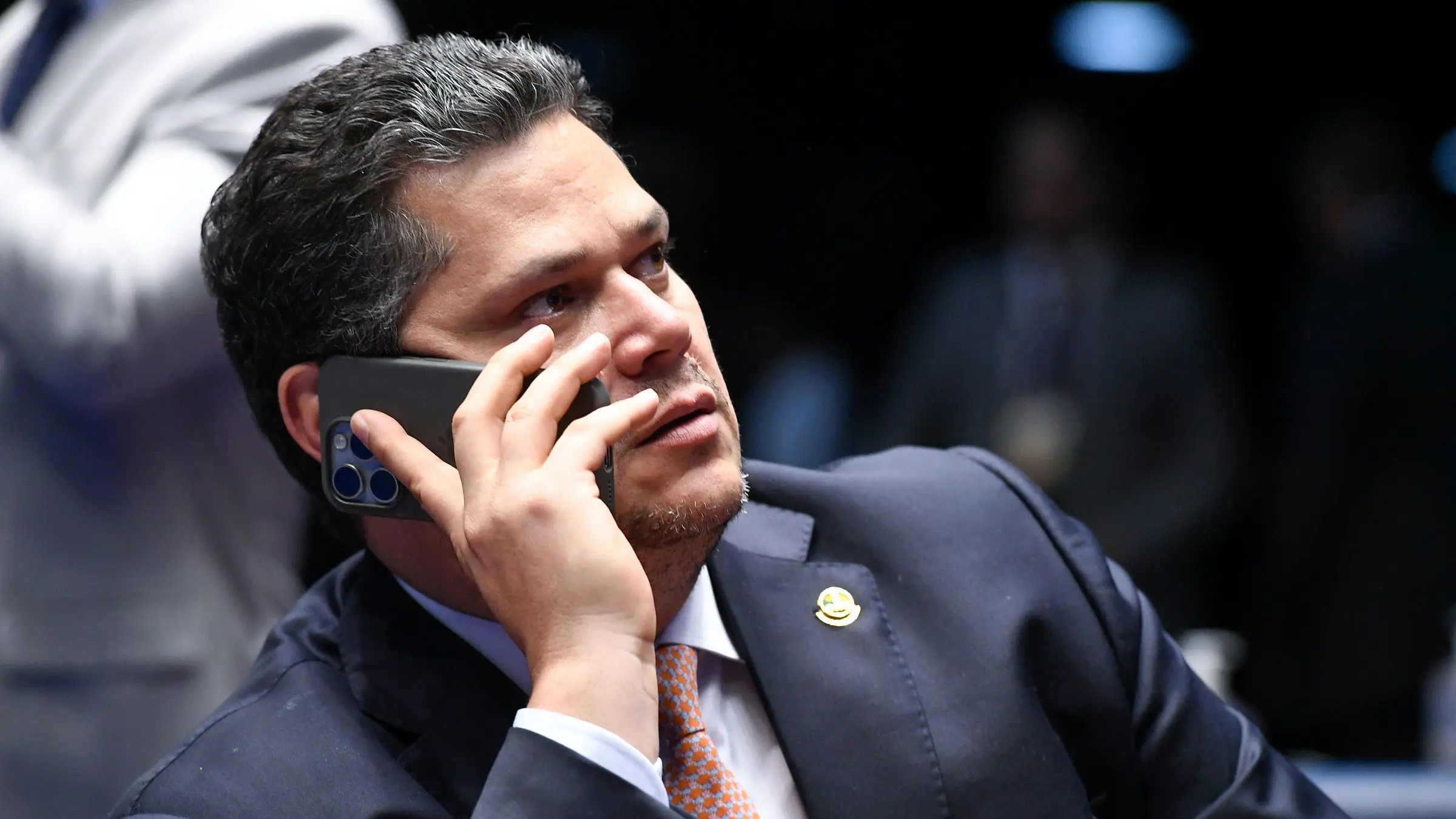 Flávio Bolsonaro e deputados do PT cobram CPI do Master, e Alcolumbre ignora
