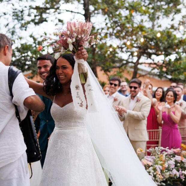 Marcelo Jeneci emocionou convidados ao surpreender uma fã durante a cerimônia de casamento com a canção “Pra Sonhar”. Crédito: Júlio Casanova