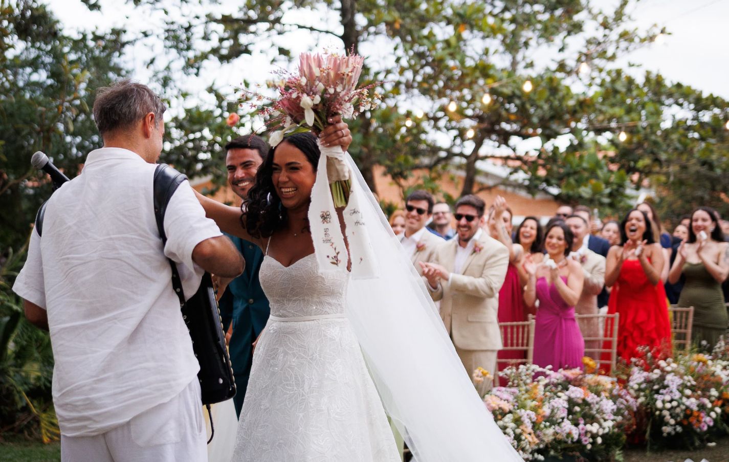Marcelo Jeneci emocionou convidados ao surpreender uma fã durante a cerimônia de casamento com a canção “Pra Sonhar”. Crédito: Júlio Casanova