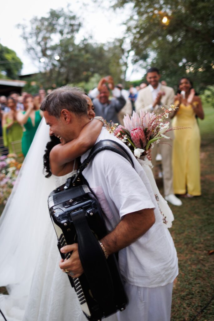 A surpresa preparada para os noivos transformou o casamento em um momento ainda mais especial com a presença de Marcelo Jeneci. Créditos: Júlio Casanova