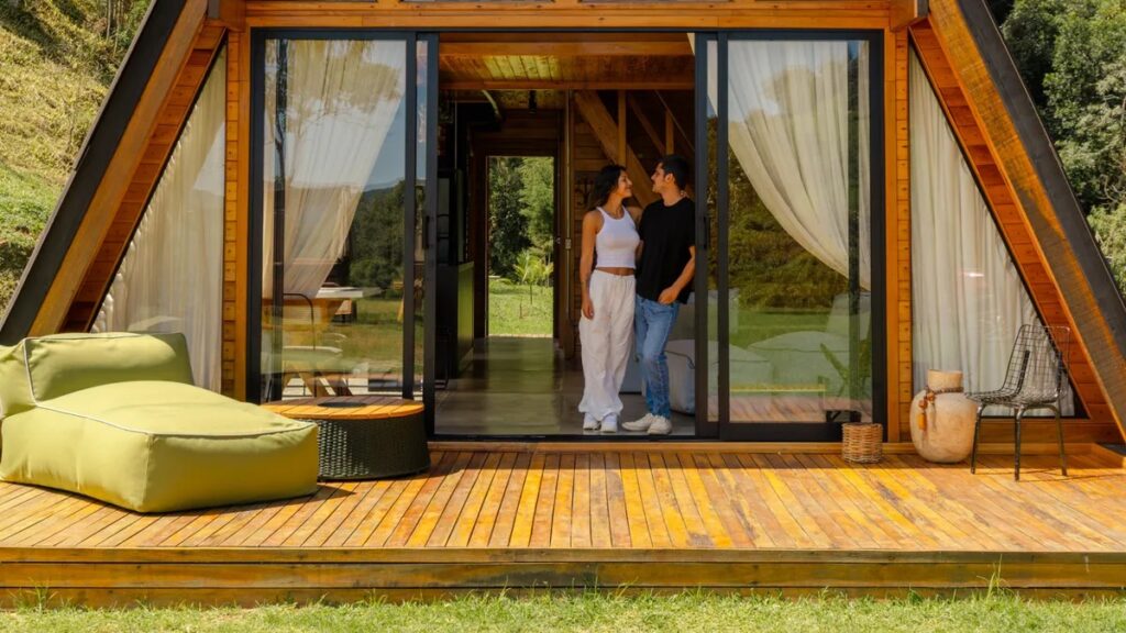 Refúgio do casal conta com horta orgânica, sauna a lenha, área de fogueira e fontes de água preservadas