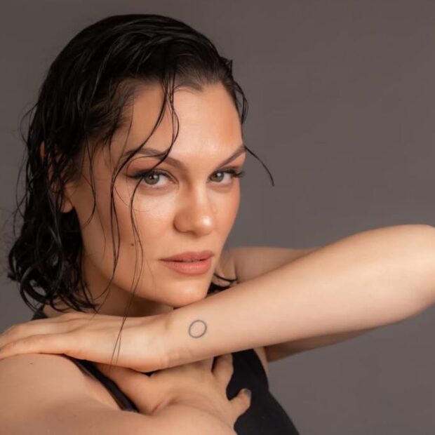 Jessie J anunciou na última quinta-feira que o câncer de mama entrou em remissão após mais de um ano de tratamento e emocionou fãs nas redes sociais - Créditos: Reprodução Instagram