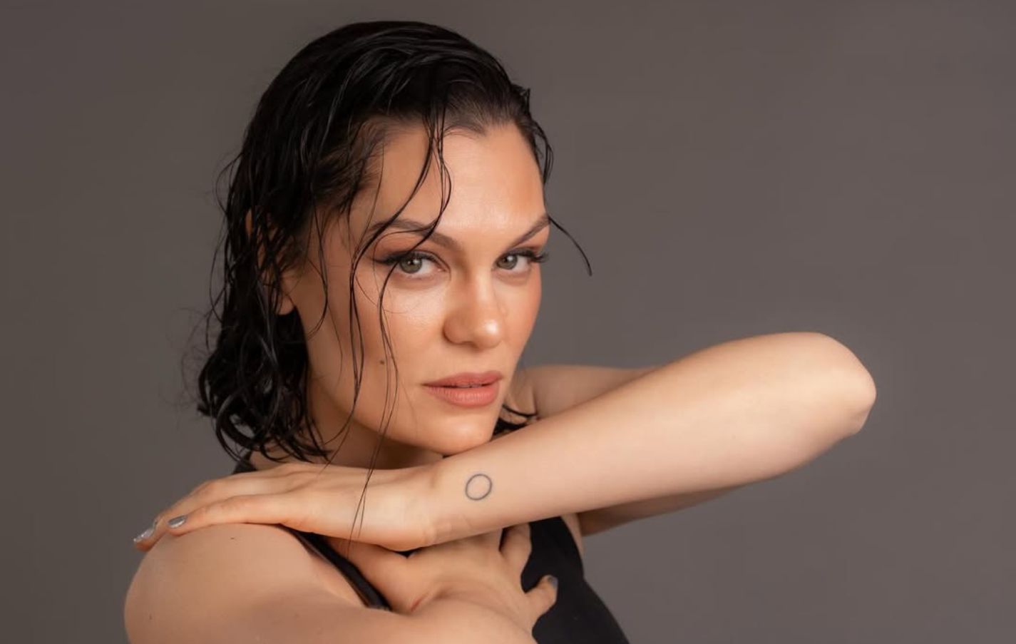 Jessie J anunciou na última quinta-feira que o câncer de mama entrou em remissão após mais de um ano de tratamento e emocionou fãs nas redes sociais - Créditos: Reprodução Instagram