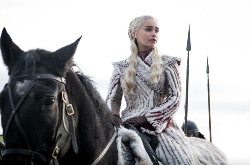 A gata arrasando como Daenerys no sucesso Game of Thrones. (Foto/Reprodução: Divulgação)