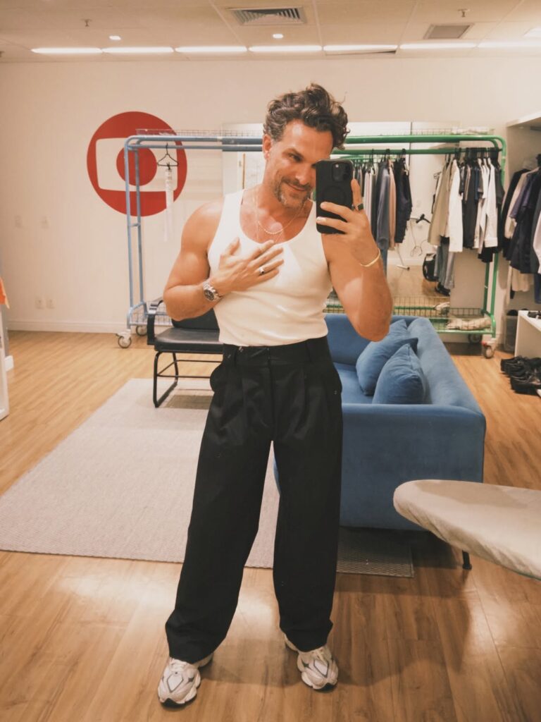 Entre bastidores, novelas e uma vida pessoal que foge do convencional, Igor Rickli volta ao horário nobre em um dos papéis mais comentados da nova trama - Reprodução Instagram