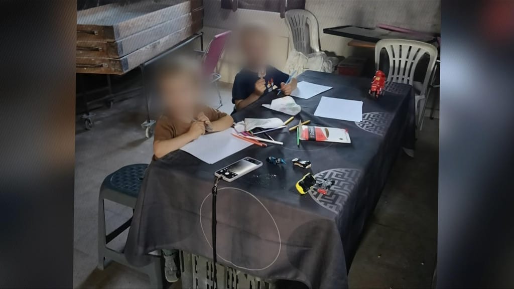 Irmãos foram deixados apenas com mochilas. (Foto/Reprodução: Internet)