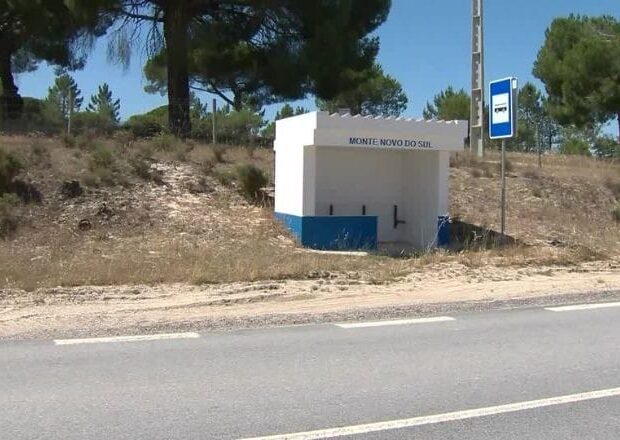 Crianças foram abandonadas em estrada. (Foto/Reprodução: Reuters)