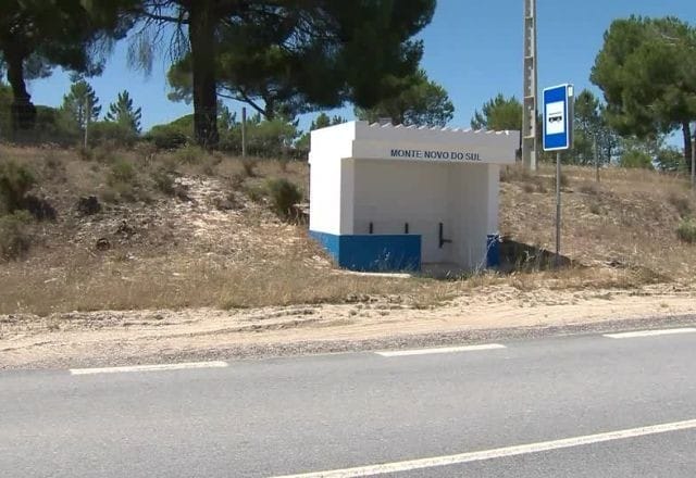 Crianças foram abandonadas em estrada. (Foto/Reprodução: Reuters)