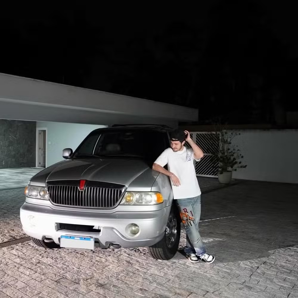  SUV de luxo dos anos 2000 chama atenção pelo estado de conservação
