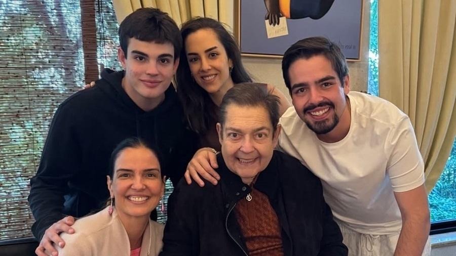Faustão manda dezenas de reels por dia no grupo da família