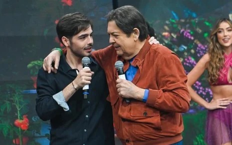 Apresentador tem assistido à CazéTV e a programas esportivos longe da televisão, segundo o filho
