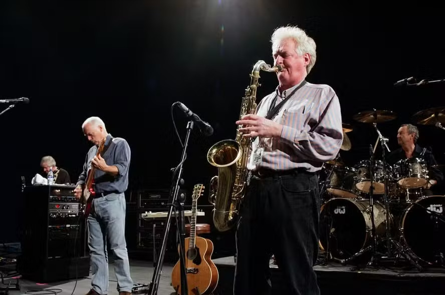 Morre Dick Parry, saxofonista célebre pelos solos com o Pink Floyd, aos 83 anos