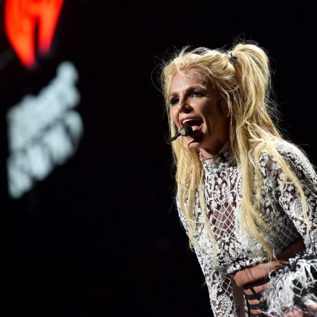 102.7 kiis fm's jingle ball show