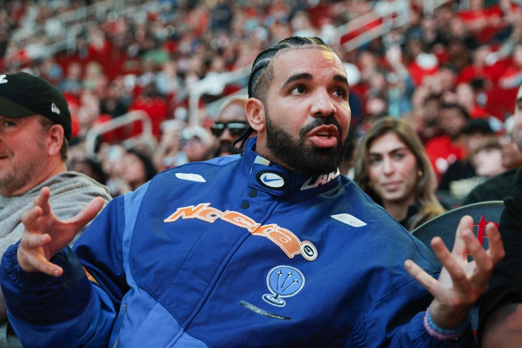 Drake se torna o primeiro artista a estrear três álbuns em 1º, 2º e 3º lugar na Billboard 200