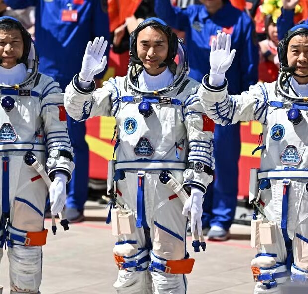 china envia três astronautas em missão de um ano à tiangong