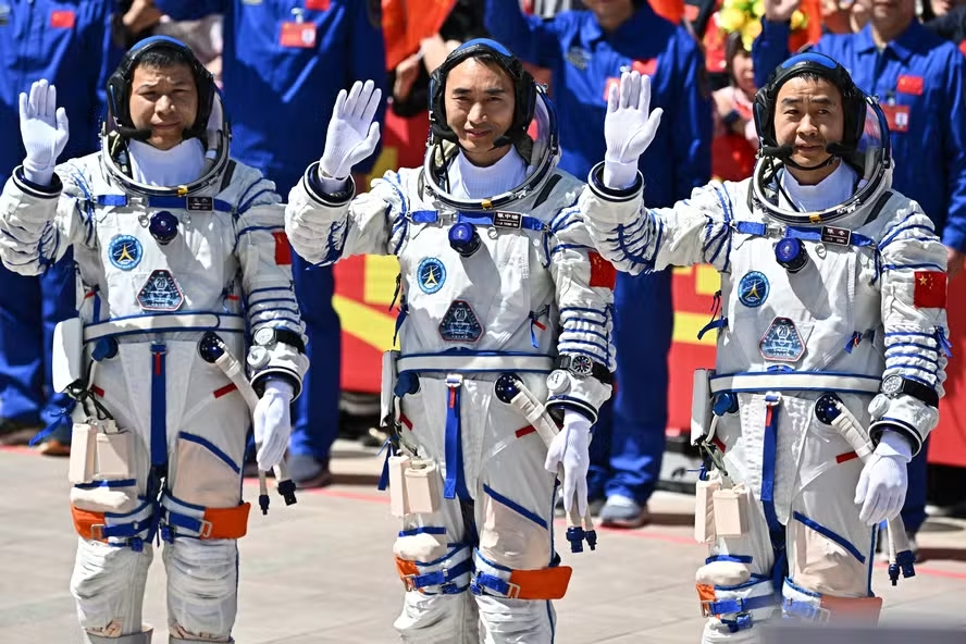 china envia três astronautas em missão de um ano à tiangong