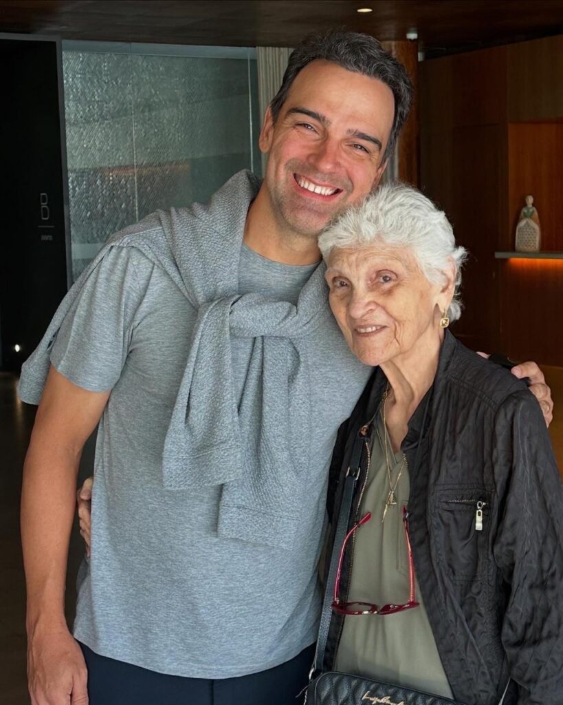 Apresentador Tadeu Schmidt compartilhou mensagem emocionante sobre a morte da mãe e recebeu apoio de fãs nas redes sociais. - Reprodução Instagram
