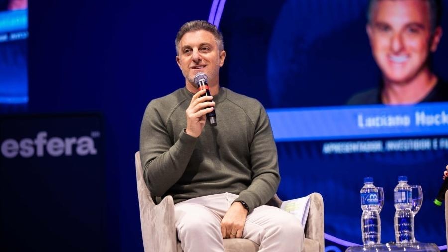 Luciano Huck foi alvo de críticas após falar em “atalhos” ligados ao programa social