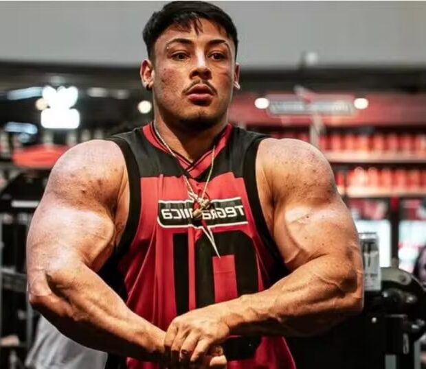 Atestado de óbito aponta cardiomiopatia hipertrófica como causa da morte do fisiculturista Gabriel Ganley, de 22 anos. - Reprodução Instagram