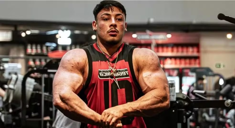 Atestado de óbito aponta cardiomiopatia hipertrófica como causa da morte do fisiculturista Gabriel Ganley, de 22 anos. - Reprodução Instagram