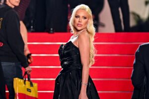 Isabela Crociolli apostou em uma estética sombria e cinematográfica para cruzar o red carpet do Festival de Cannes. - Reprodução Getty Images