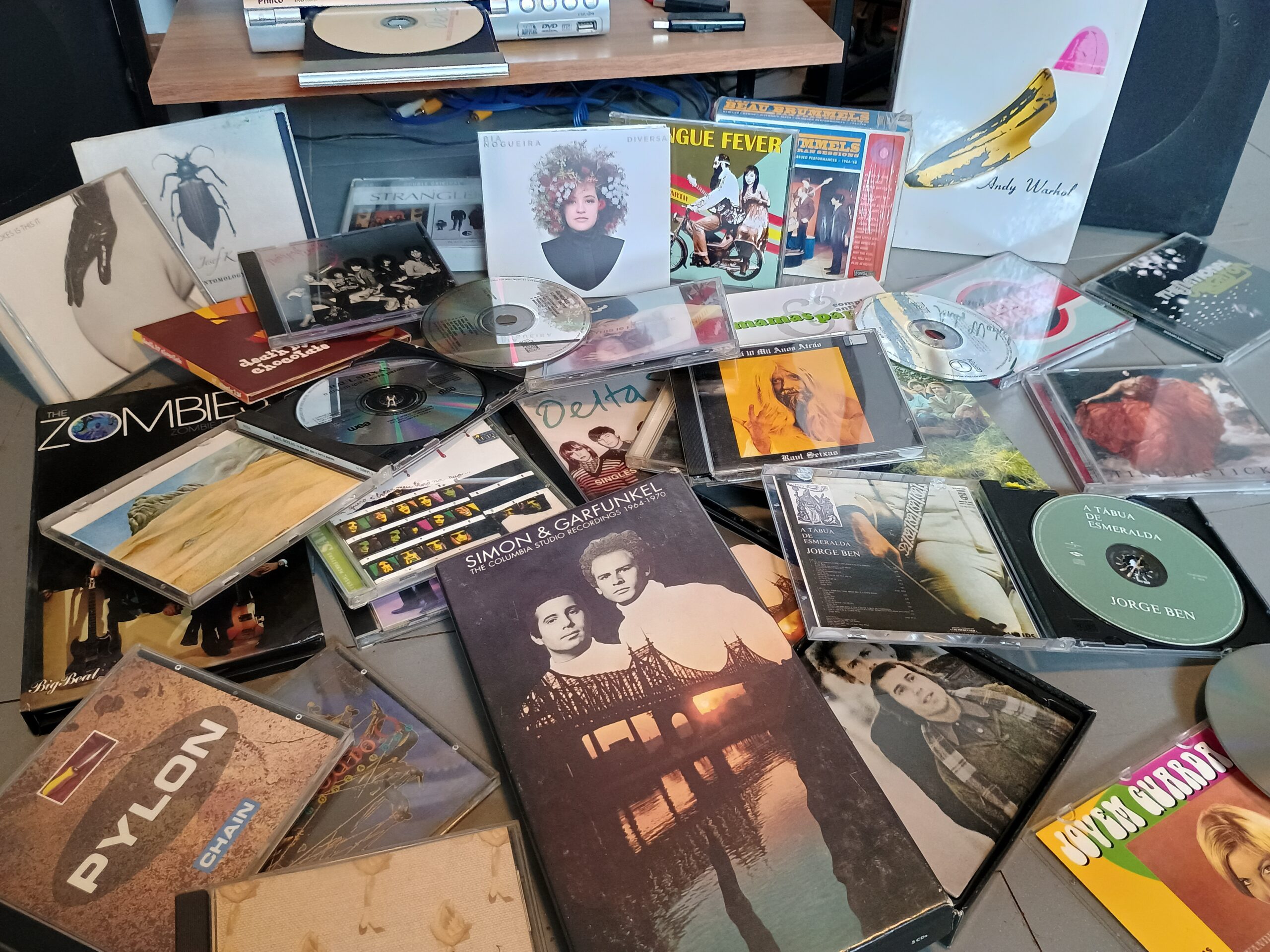 Vinil é coisa de cringe volta ao Infinu e celebra cultura do CD em nova edição