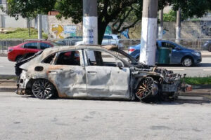 homem bate porsche em grade e carro pega fogo