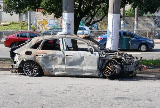 homem bate porsche em grade e carro pega fogo