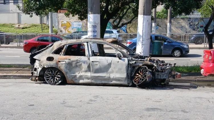 homem bate porsche em grade e carro pega fogo