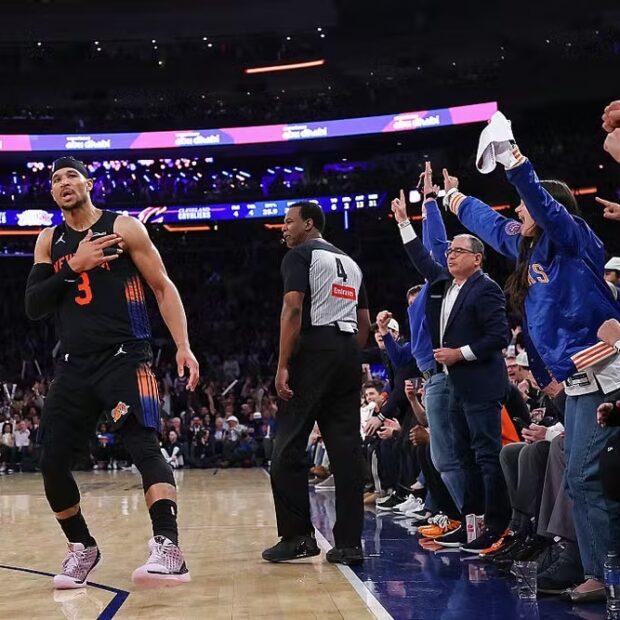 Josh Hart comemora após marcar uma cesta contra o Cleveland Cavaliers durante o terceiro quarto do Jogo 2 das Finais da Conferência Leste da NBA — Foto: Sarah Stier/Getty Images
