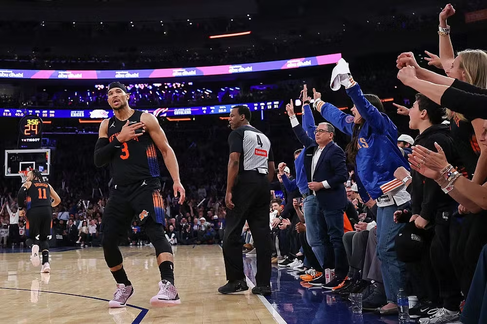 Josh Hart comemora após marcar uma cesta contra o Cleveland Cavaliers durante o terceiro quarto do Jogo 2 das Finais da Conferência Leste da NBA — Foto: Sarah Stier/Getty Images