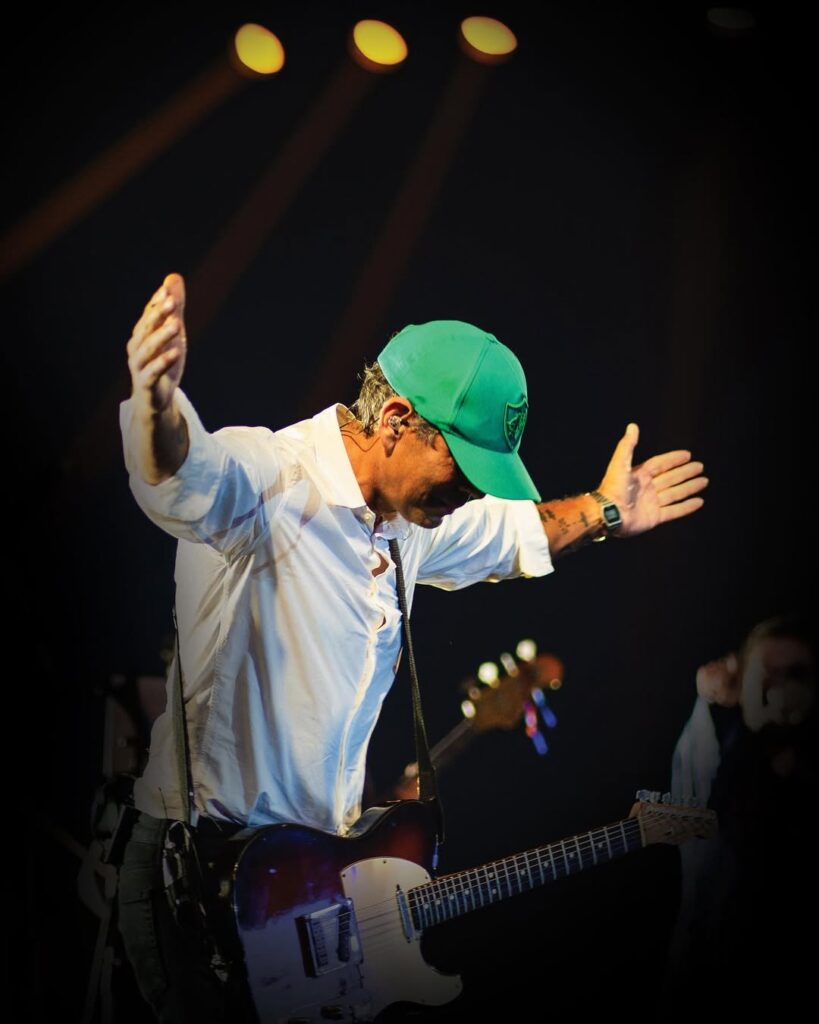 Guitarrista lançou o álbum solo “O Que Você Quiser” e voltou ao centro das discussões sobre o legado da Legião Urbana. - Reprodução Instagram