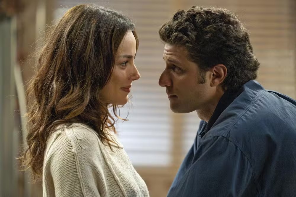 Bruna (Nanda Marques) e Pedro (Chay Suede) na novela 'Quem ama cuida'