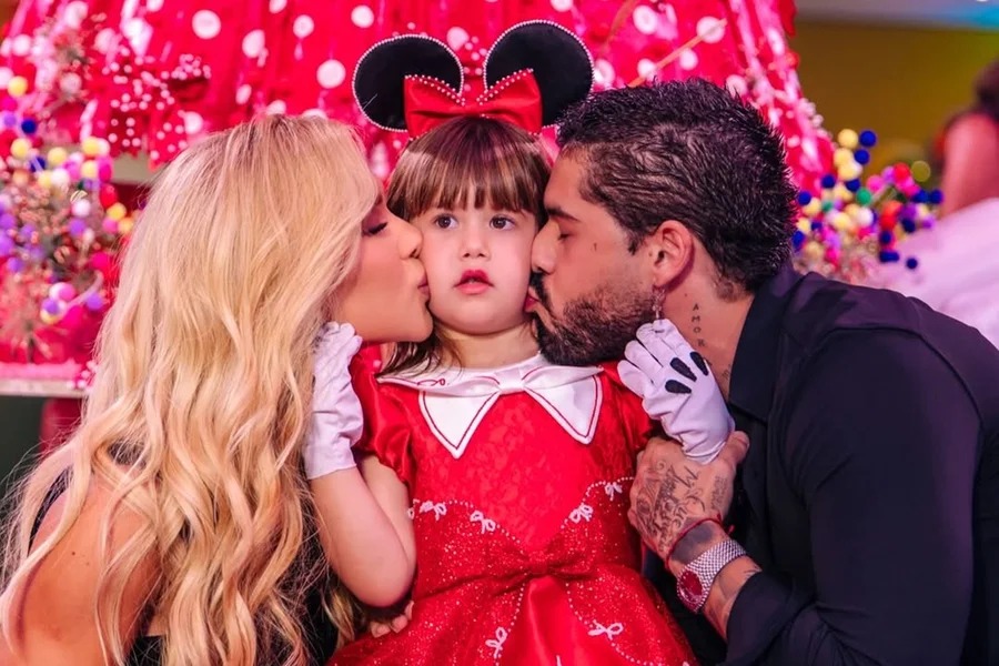 Virginia e Zé Felipe posaram juntos com os três filhos na festa de Maria Alice