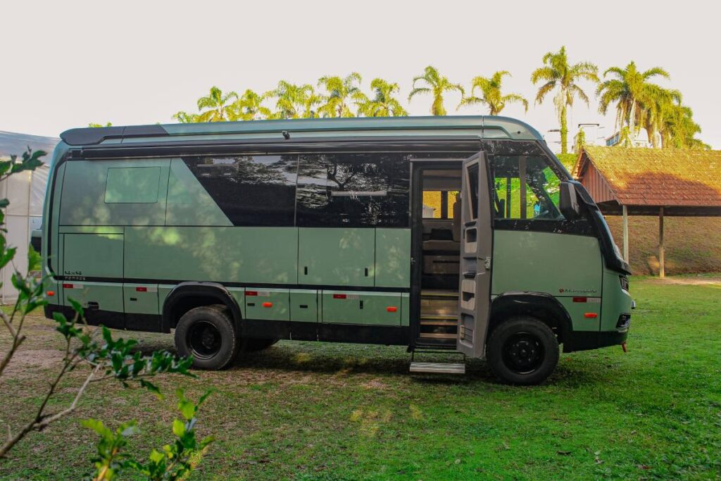 Marcopolo realizou a primeira entrega do NOMADE, motorhome integral 4x4 desenvolvido do zero no Brasil. - Reprodução Divulgação