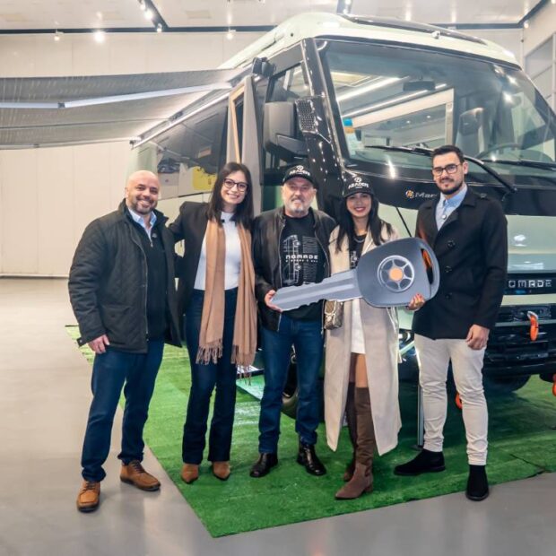 Da esquerda para a direita - Alexandre Cruz , head da Marcopolo Motorhome, Daiane Meireles da Cruz, Marcopolo Motorhome, Ariberto Staack e Nany Valencio, proprietários do NOMADE, e Josimar Chaves, da Marcopolo Motorhome