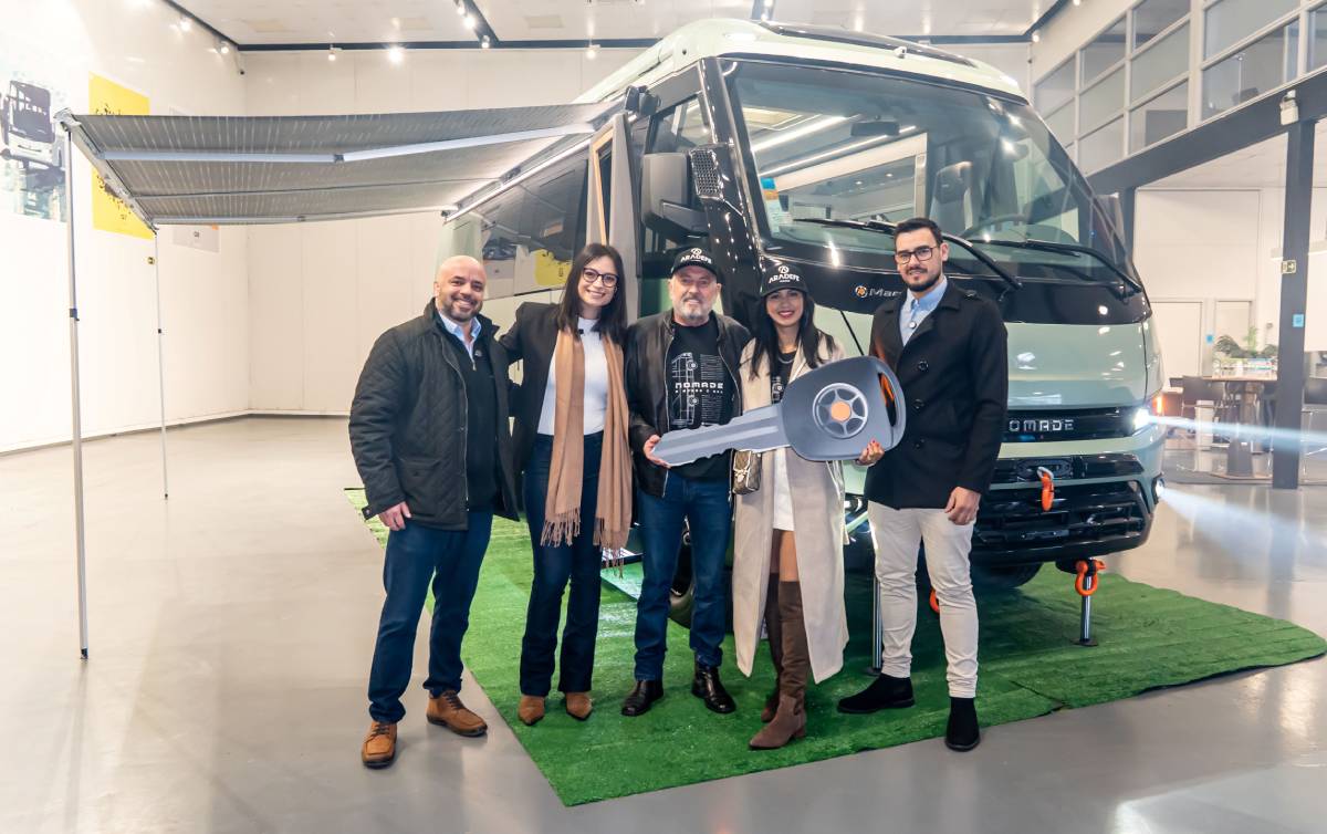 Da esquerda para a direita - Alexandre Cruz , head da Marcopolo Motorhome, Daiane Meireles da Cruz, Marcopolo Motorhome, Ariberto Staack e Nany Valencio, proprietários do NOMADE, e Josimar Chaves, da Marcopolo Motorhome