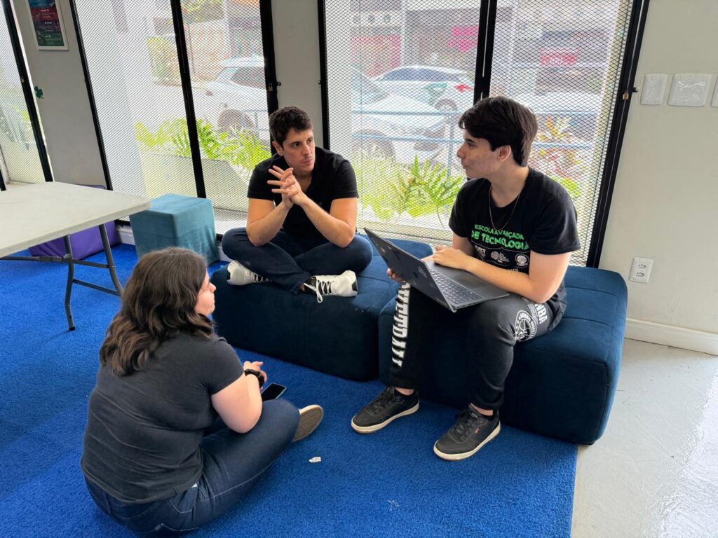 Momento de mentoria com os grupos. (Foto: Reprodução/Arquivo pessoal)