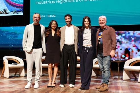 Summit Acontece Globo discutiu o futuro do audiovisual brasileiro no Rio2C Dira Paes, Fernando Segtowick (diretor da Marahu Filmes), Gabriel Jacome (diretor de conteúdo da TV Globo), a atriz Vitória Strada e Fred Mayrink (diretor artístico dos Estúdios Globo). Globo/Lucas Teixeira