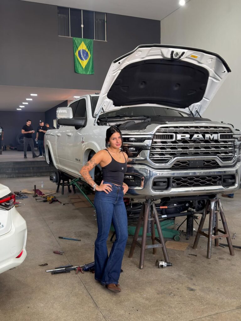Depois de viajar quase mil quilômetros, Ana Castela se emocionou ao ver pronta a personalização da sua RAM 3500 avaliada em quase R$ 680 mil. - Reprodução