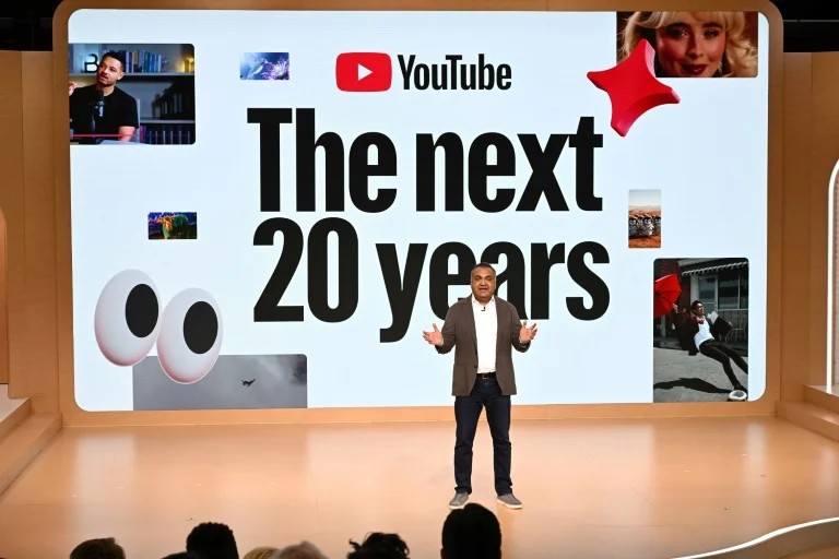 O presidente-executivo do YouTube, Neal Mohan, e outros apresentadores reforçaram que o avanço acelerado das ferramentas de inteligência artificial não deve substituir o trabalho dos criadores de conteúdo - Foto: GETTY IMAGES NORTH AMERICA/AFP