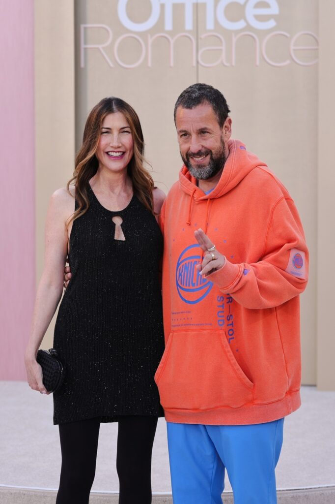 Jackie Sandler apareceu de vestido preto brilhante no evento do filme em que atua
