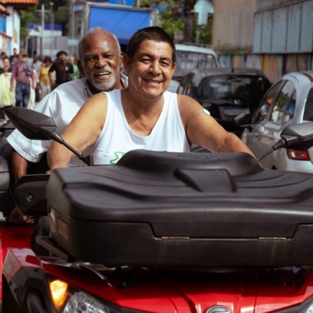 Entre samba, memória e Baixada Fluminense, Zeca Pagodinho voltou a Xerém para participar das gravações da própria cinebiografia ao lado de Antônio Pitanga. - Reprodução