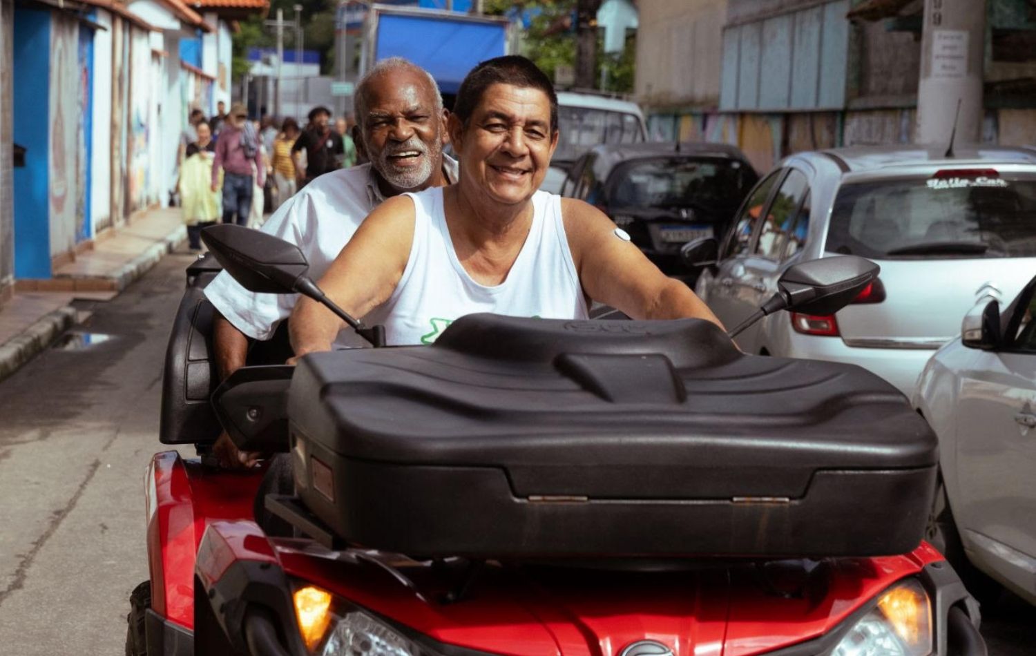 Entre samba, memória e Baixada Fluminense, Zeca Pagodinho voltou a Xerém para participar das gravações da própria cinebiografia ao lado de Antônio Pitanga. - Reprodução