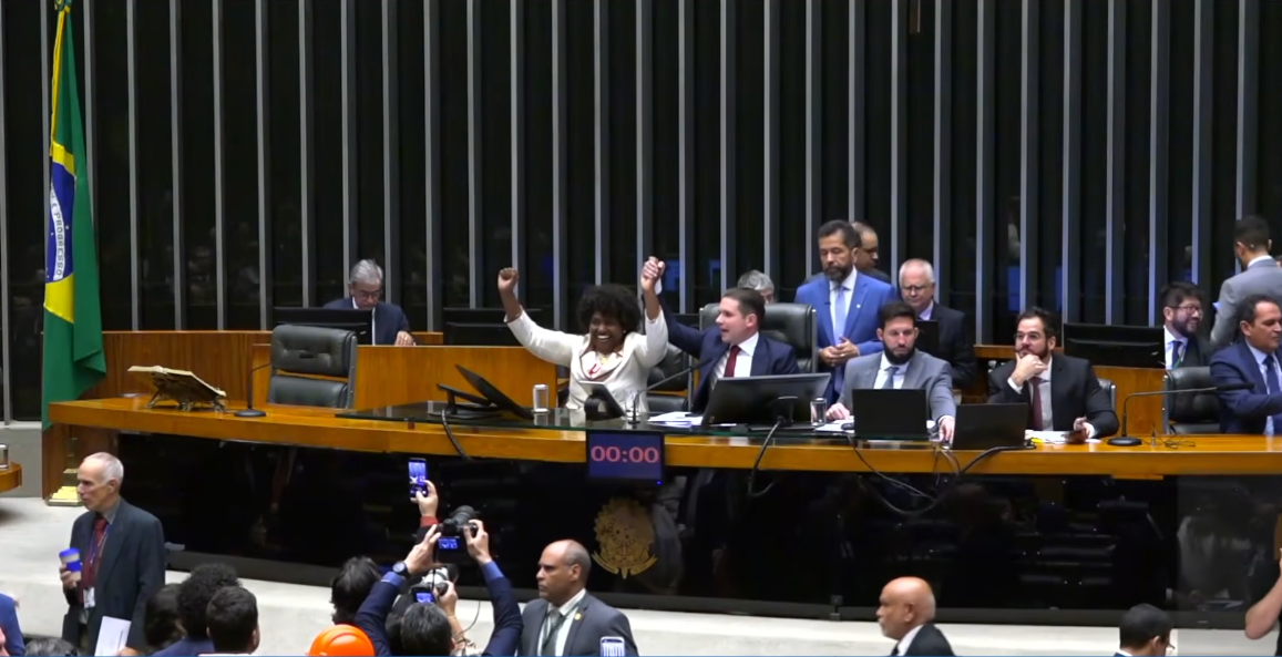 Câmara aprova fim da escala 6×1 em dois turnos e PEC segue para o Senado