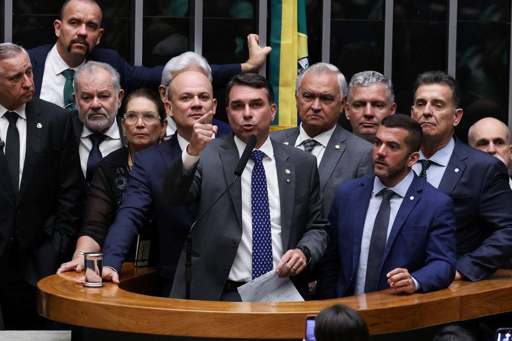 Flávio insiste que Trump trate CV e PCC como terroristas para tentar emparedar Lula na eleição